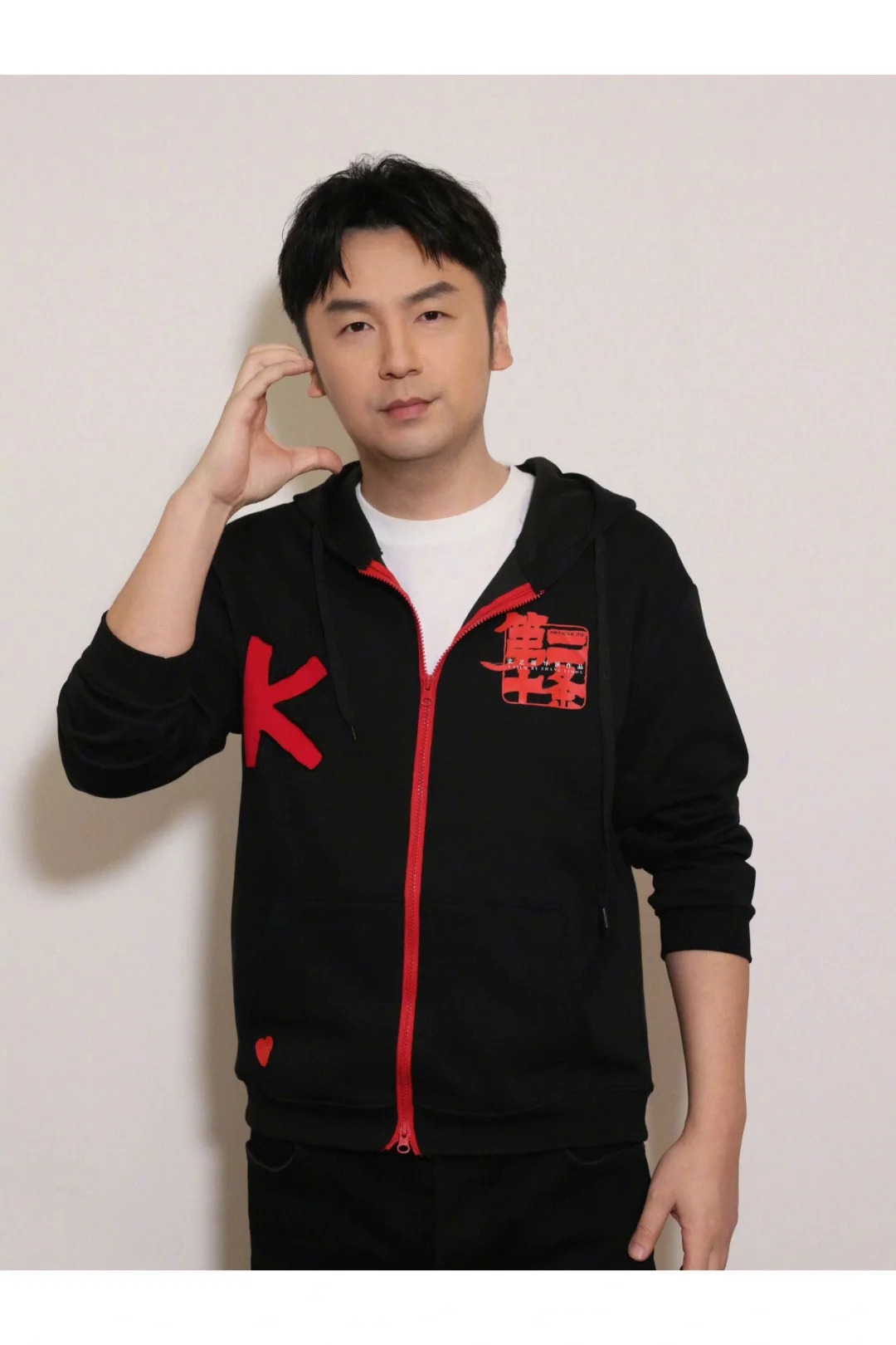 雷佳音虽然不是特别帅，但是演技确实不错，演什么像什么。他的表演风格多变，无论是激