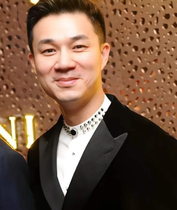 比起汪小菲
许雅钧才像个富二代，55岁了没上过一天班，
却能够…

年轻时啃老，