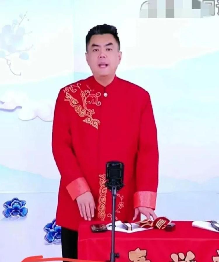 老牌相声演员张伯鑫，直播喊话德云社！

张伯鑫：现在都互联网时代了，相声同行就该