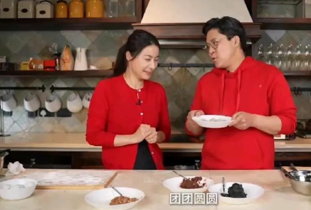 郭晶晶的豪门生活也太接地气了，生活中的许多事情都是亲力亲为呀，瞧，过年时自己还包