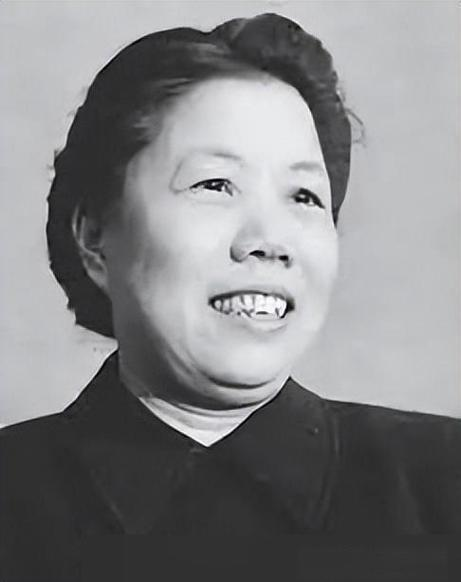 1992年，邓颖超死后，换寿衣前，秘书赵炜和工作人员竟一针一线地对破旧的寿衣进行