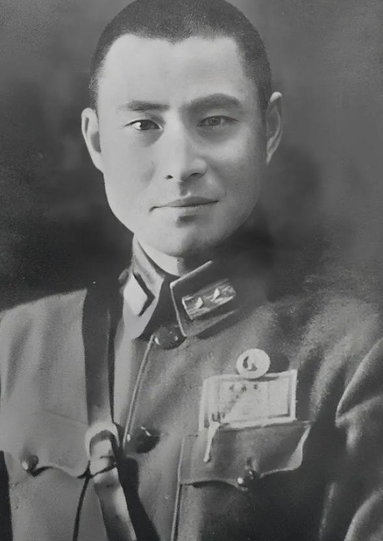 1943年，黄维见军粮发霉还掺着砂石，给何应钦的办公室寄去了一袋，何应钦大怒，派