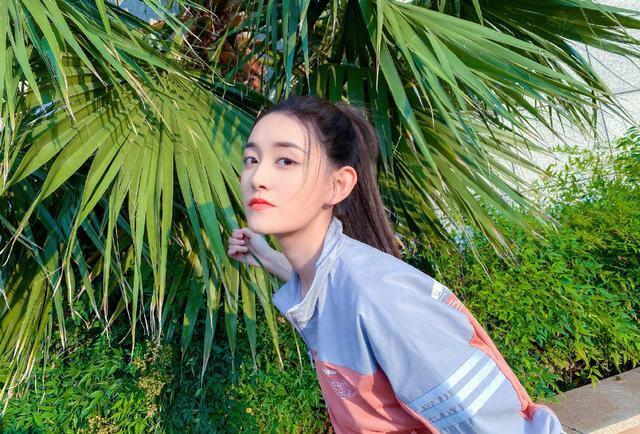 蒋依依是一位非常有才华和潜力的年轻女演员