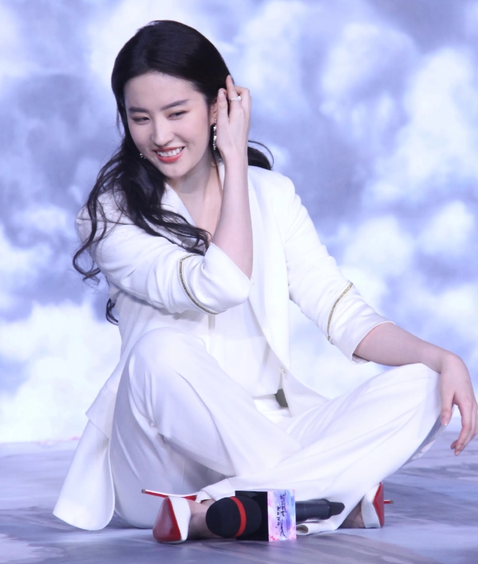 刘亦菲，170cm，到底谁在说刘MM笑起来不好看，明明很甜呀！