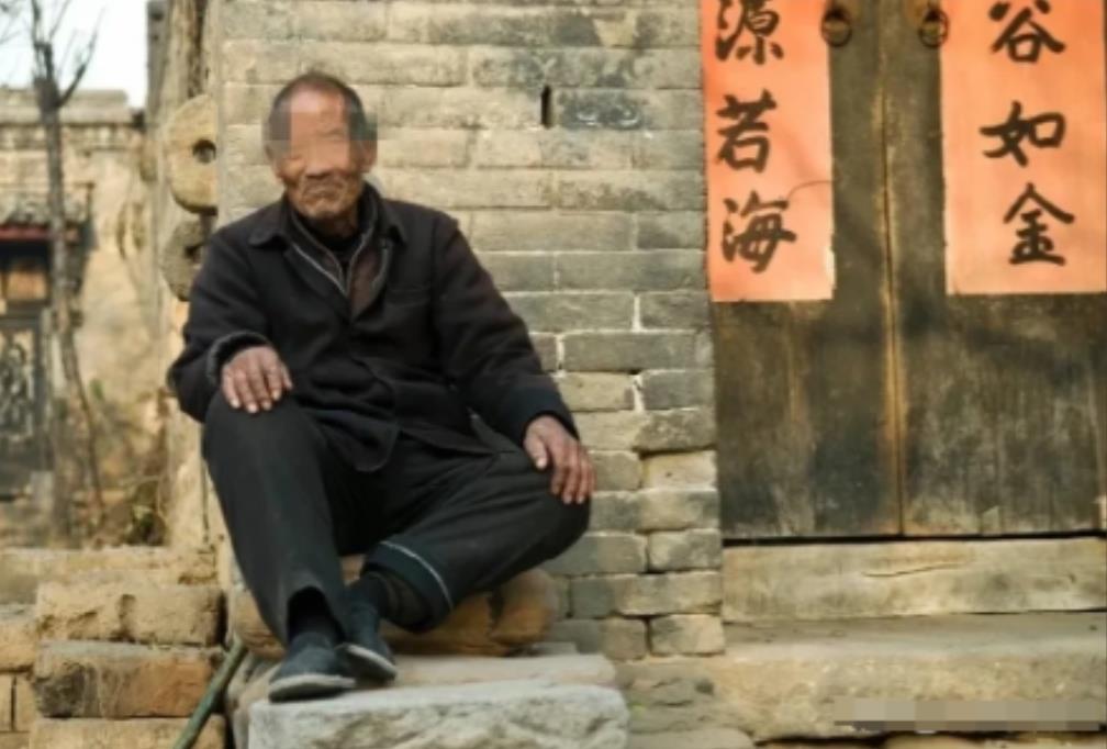 江苏徐州，大爷是五保户，跟二弟一起生活。他车祸去世获赔98万，二弟认为，自己对大