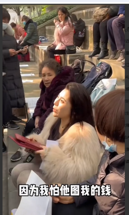 “我的钱只能给男人看，不能给男人用！”四川成都，一貌美女子在公园相亲，手拿4个房
