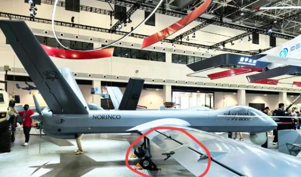 万万没想到！珠海航展上一架攻击性无人机，机翼下方竟然夹着一枚“文件夹”，这奇特的