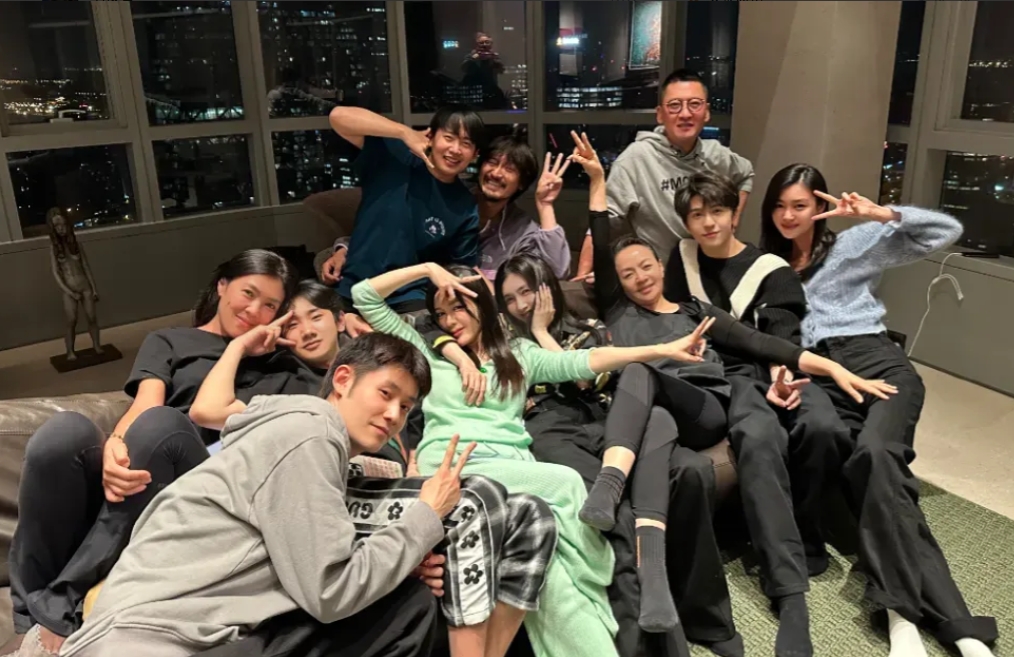 瞧这一群明星躺在沙发上四仰八叉的样子，跟包饺子似的，也不知道他们当中谁想出来的这