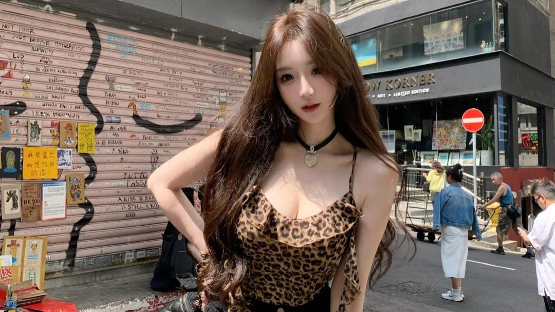 豹纹风情点亮街头，感受个性与艺术的完美融合