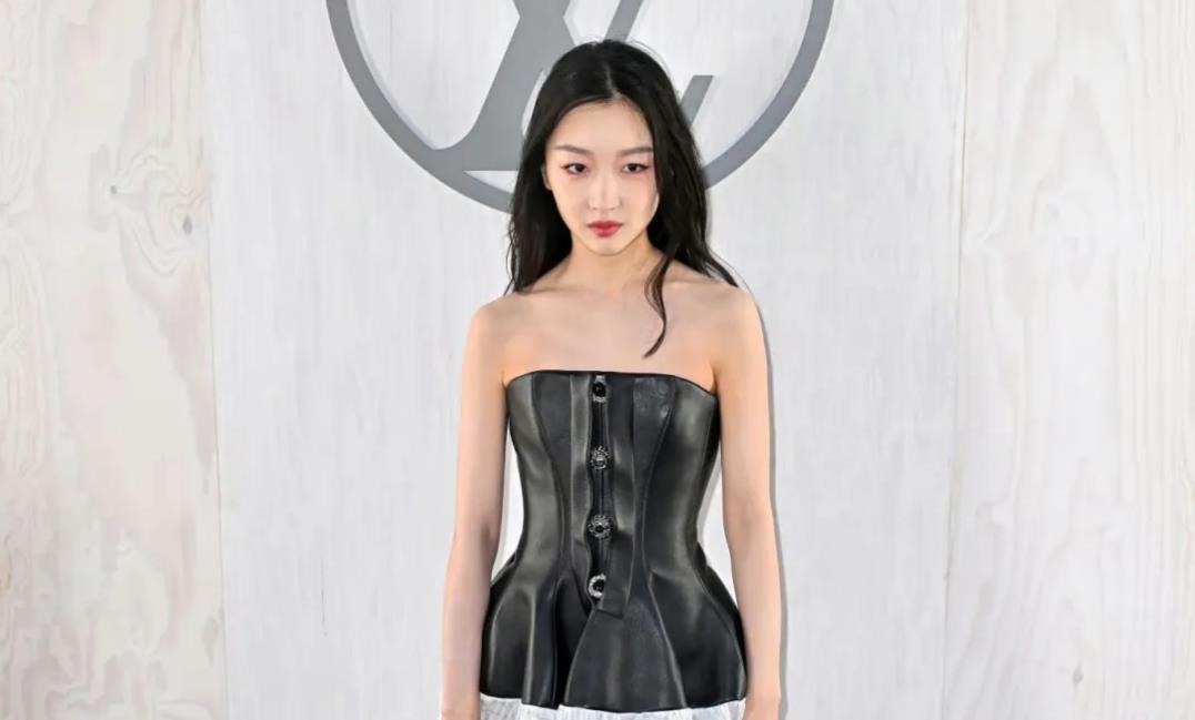 周冬雨在时尚活动中疑似耍大牌，被富婆和富哥轮流吐槽，其中一个小富婆是LVMH集团