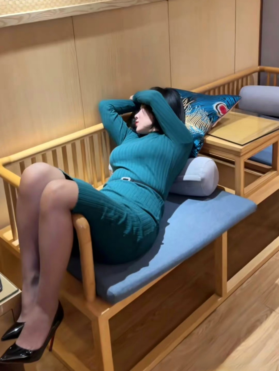 陕西，一男子对漂亮女邻居垂涎已久，却苦于没有机会，晚上见女子在浴室的身影，男子突