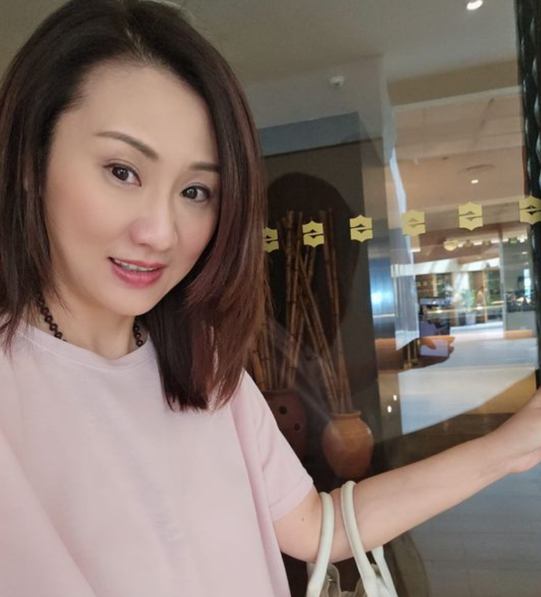 她是香港很出名女演员，拍过很多经典影视作品，现在还有多少还记得她
