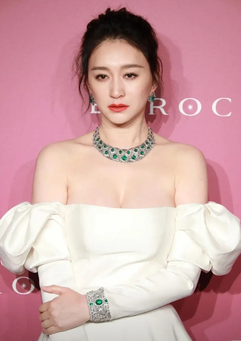 李小冉气质这么好，为什么没人“模仿”她呢？原因无非这3点：

1.和梅婷，张紫涵