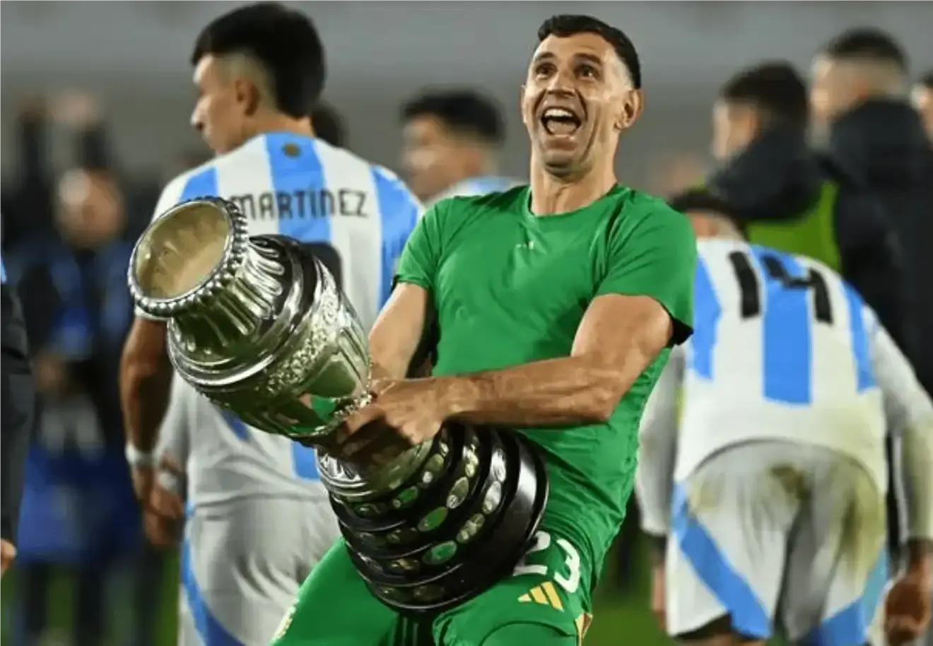 斯卡洛尼支持大马丁：处罚需基于比赛状况，更坏情形却未被罚
阿根廷门将马丁内斯被国