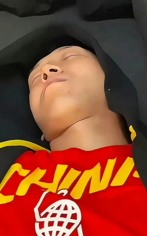 互相伤害啊！哈哈哈哈哈！
杜润旺发了徐杰在飞机上睡觉的“丑照”，秉承礼尚往来的习