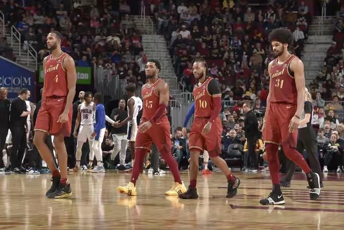 新赛季焕发生机的6支球队，骑士一枝独秀

1.骑士队（11胜0负  东部第一）