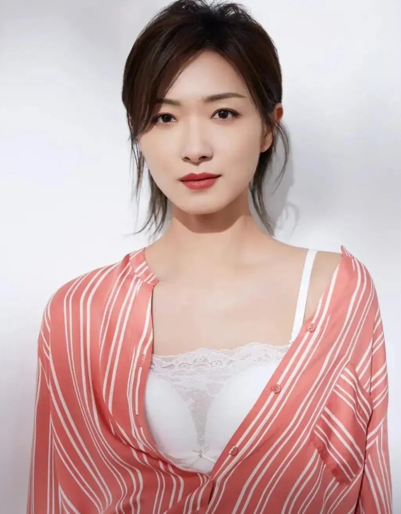 好多人说万茜长的漂亮，

有种国风的感觉，

但我却觉得她没有那么漂亮，

她那