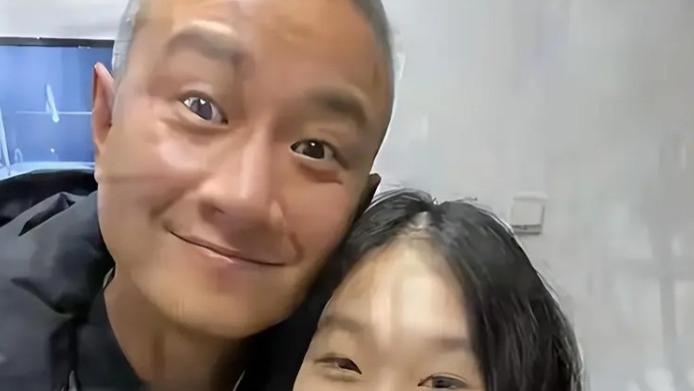 40岁文章离婚后现状：满头白发显苍老，与女儿同框尽显甜蜜