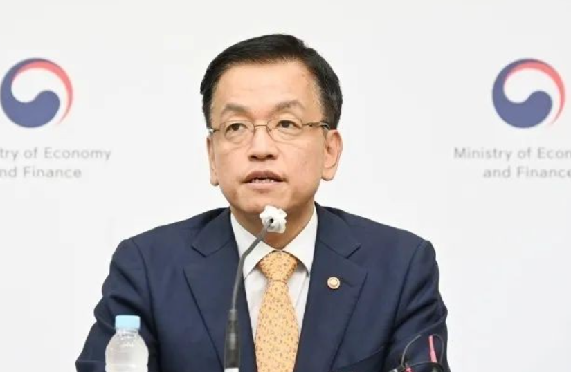 太抽象了！韩国代代总统崔相穆上任才3天，屁股还没坐热乎，就被警方立案调查了。30