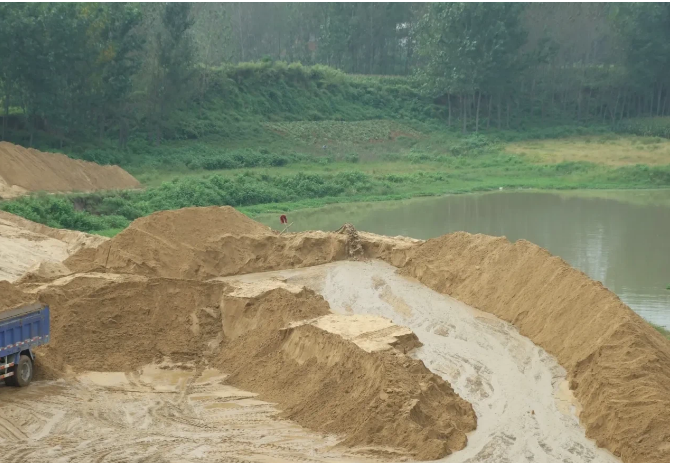 湖北，一农民承了38亩鱼塘，在鱼塘底清淤时，意外清出大量河砂，农民便将这些河砂卖