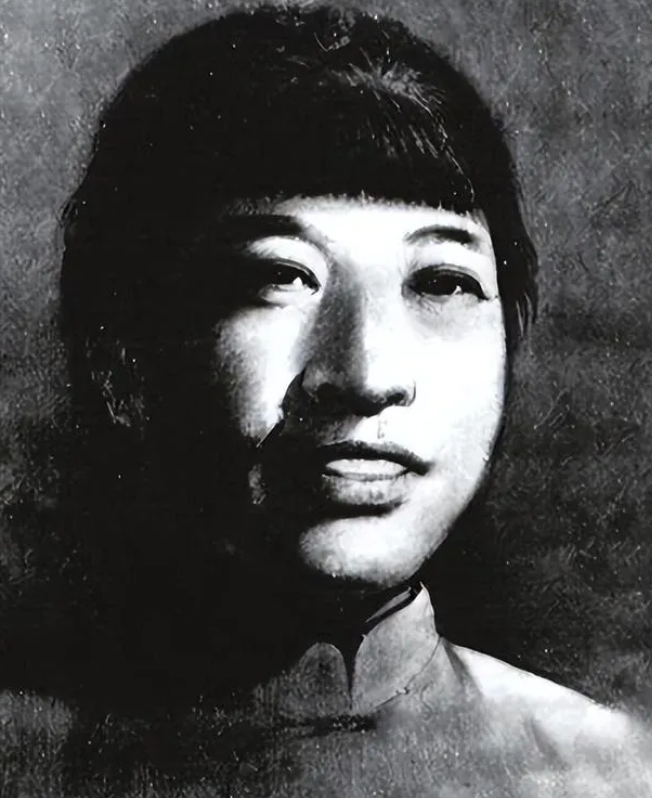 1928年9月19日，一个女人被敌人带到刑场。他们将她衣服扒掉，四肢分开绑在木桩