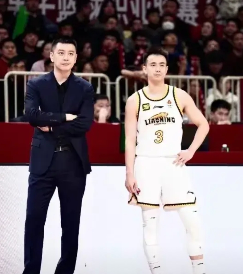 杨鸣确实昏招迭出、黔驴技穷：
今日与广厦队的比赛，暴露出杨鸣执教的很多问题：
1