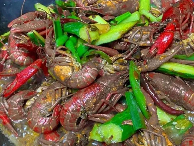 前面是我炒的，后面是饭店的，你们会喜欢哪一盘？