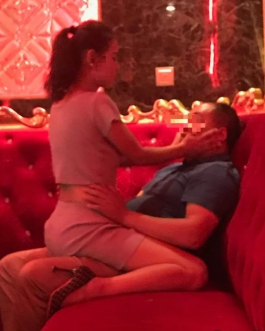 重庆，男子刚和妻子办完离婚登记手续，就在儿子的平板电脑上，发现了妻子和情敌的小视