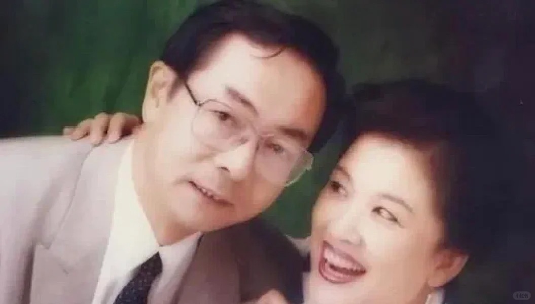为拍戏和丈夫“丁克”30年，61岁却因演员邓婕一句话领yang 孩子。
	
宋春