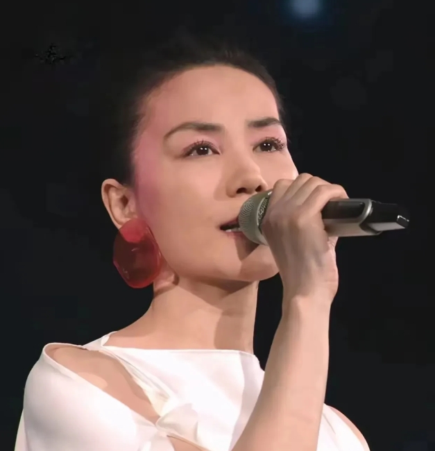王菲，从来就不是天后，何谈跌落？
大过年的，还是有人喜欢麻木不仁的“高冷”，她不