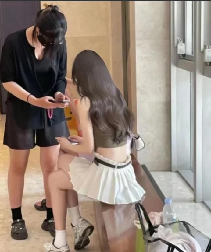 她俩是什么关系？（闺蜜，同学，同事！）