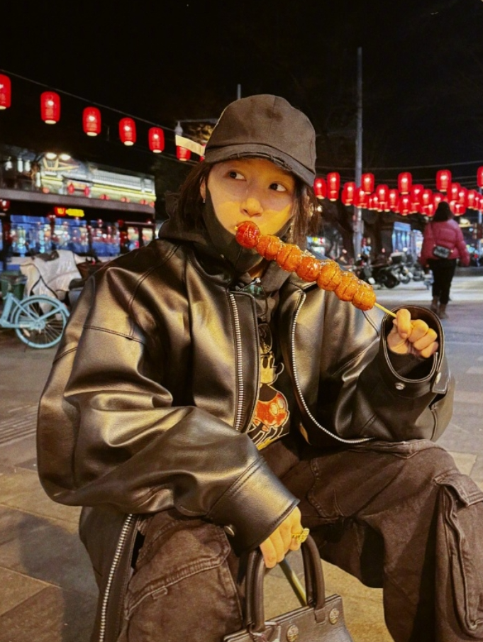 关晓彤晒冬天的第一串糖葫芦！连帽卫衣搭皮衣工装裤，帅气时髦！