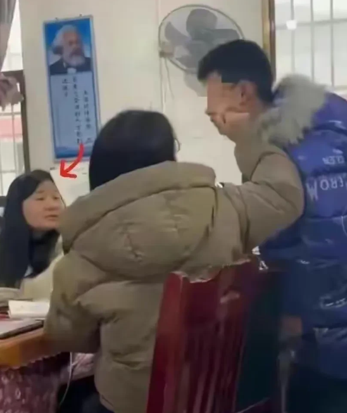 湖南湘潭，一女老师利用课间时间帮一女生辅导数学，因女生没答对女老师的问题，遭到老