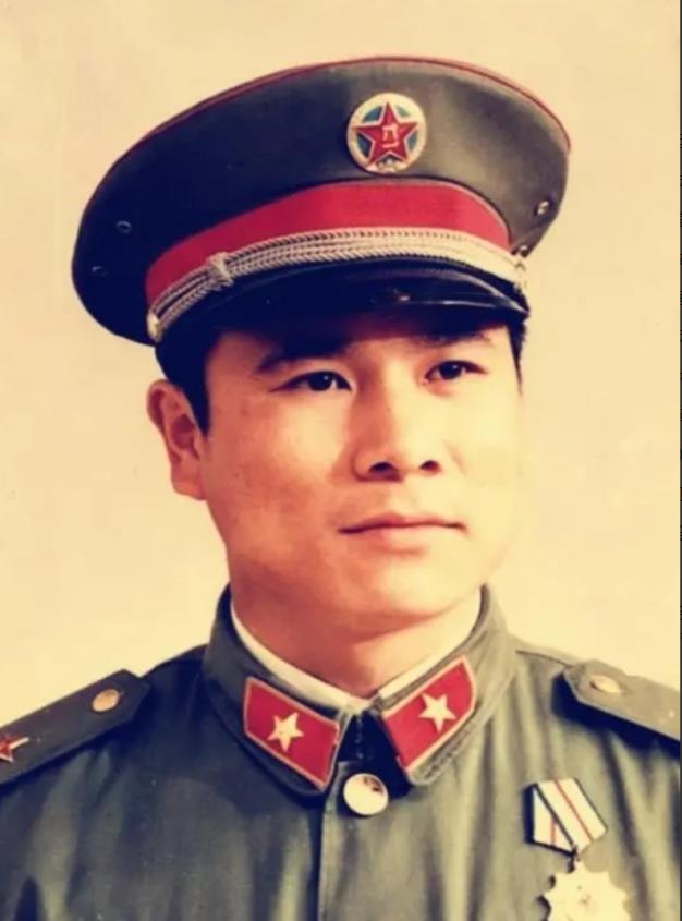 1979年，对越自卫反击战中，班长黄招强带着伤员们撤退，中途突然清点人数，他习惯