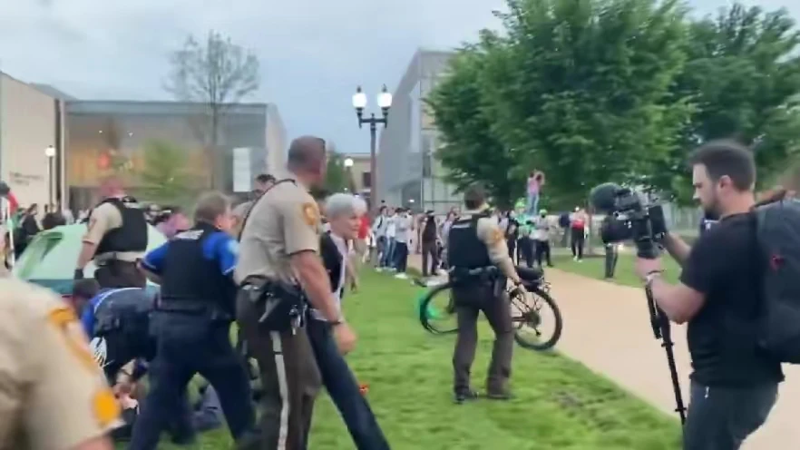 不是有人说西方国家的大学远离政治吗？可看看现在美国的校园，不仅不同政治观点激烈交