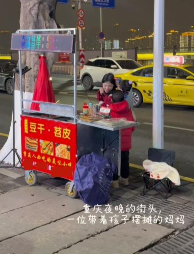 看哭了！重庆，女子独自带两娃深夜摆摊卖豆干，陌生男子问能否免费吃一顿，她爽快地同