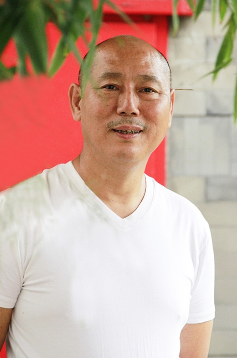 一直想不通，她这么优秀，为什么会跟一个大她18岁的二婚男结婚。她要名气有名气，也