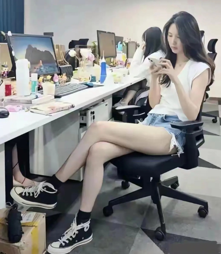 听说新来的女生是老板的妹妹