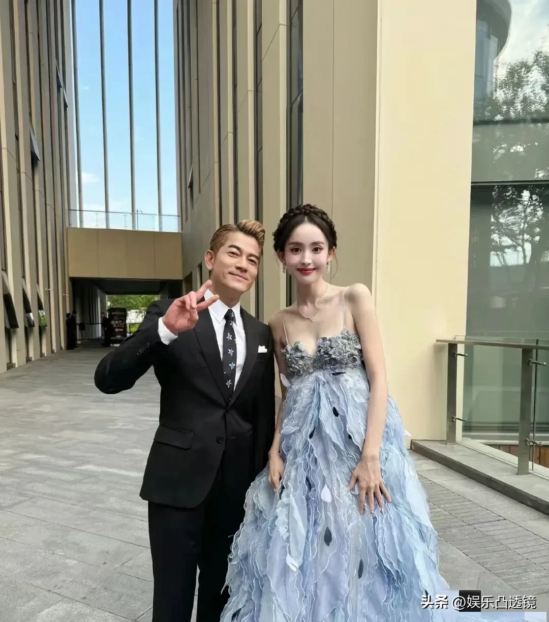 这个女人确实是个大美人，五官精致，身材匀称，比例均衡，几乎挑不出什么缺点。
唯一