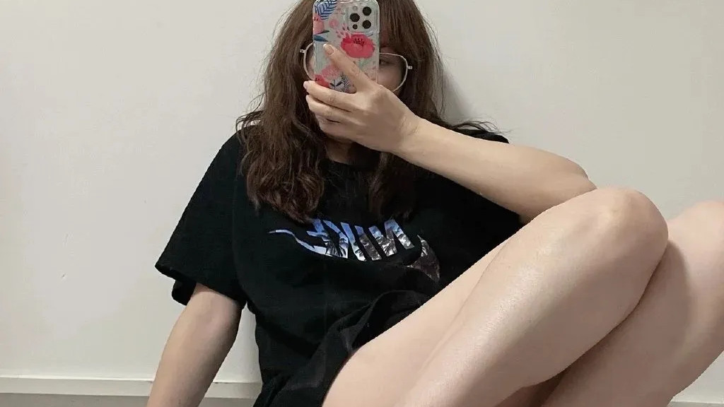 红粉佳人|宽松运动T恤穿搭，依然遮挡不住美女的迷人身材