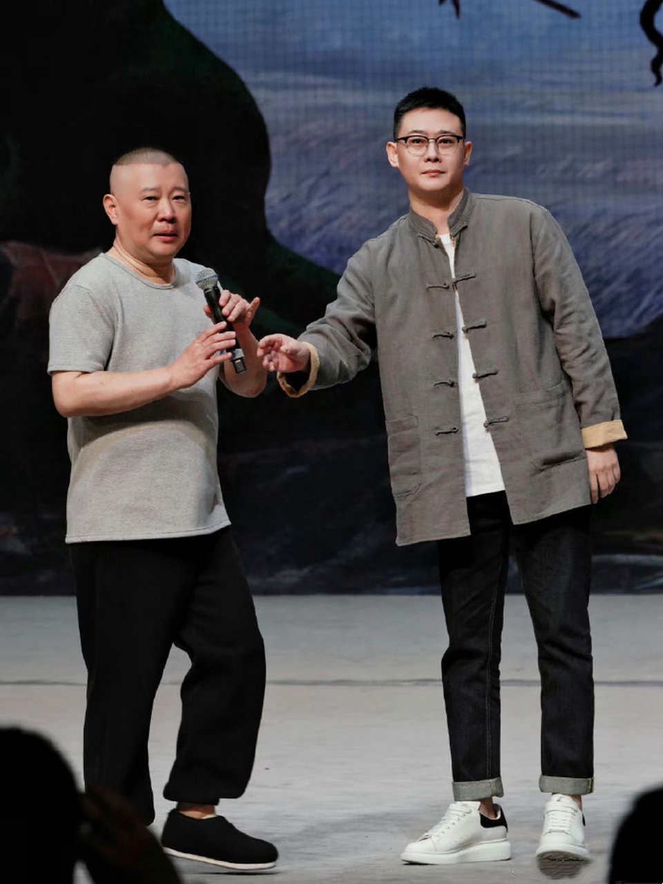 一次，栾云平开车送郭德纲从石景山回大兴，路上郭德纲闭目休息，然而当他睁眼时，天安