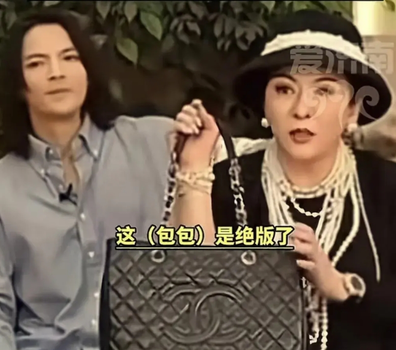 格局打开了，向太送理发师晓华绝版香奈儿包作为回礼，价值30万。起因是网友让向太把