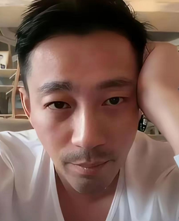 汪小菲被折磨成这样了，胡子拉碴，皮肤暗黑，两眼浮肿，一下子苍老了很多。一个北京富