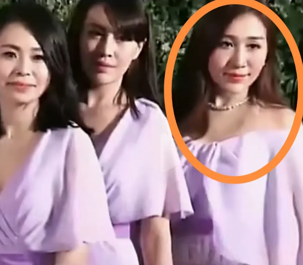 看到当年杨颖请的伴娘，这其中的一个伴娘长的很像赌王的一个女儿，就是四太的大女儿何