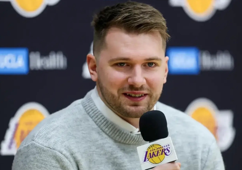 谈谈湖人目前阵容

当家球星肯定77，在33分钟时间内均是持球大核;还剩15分钟