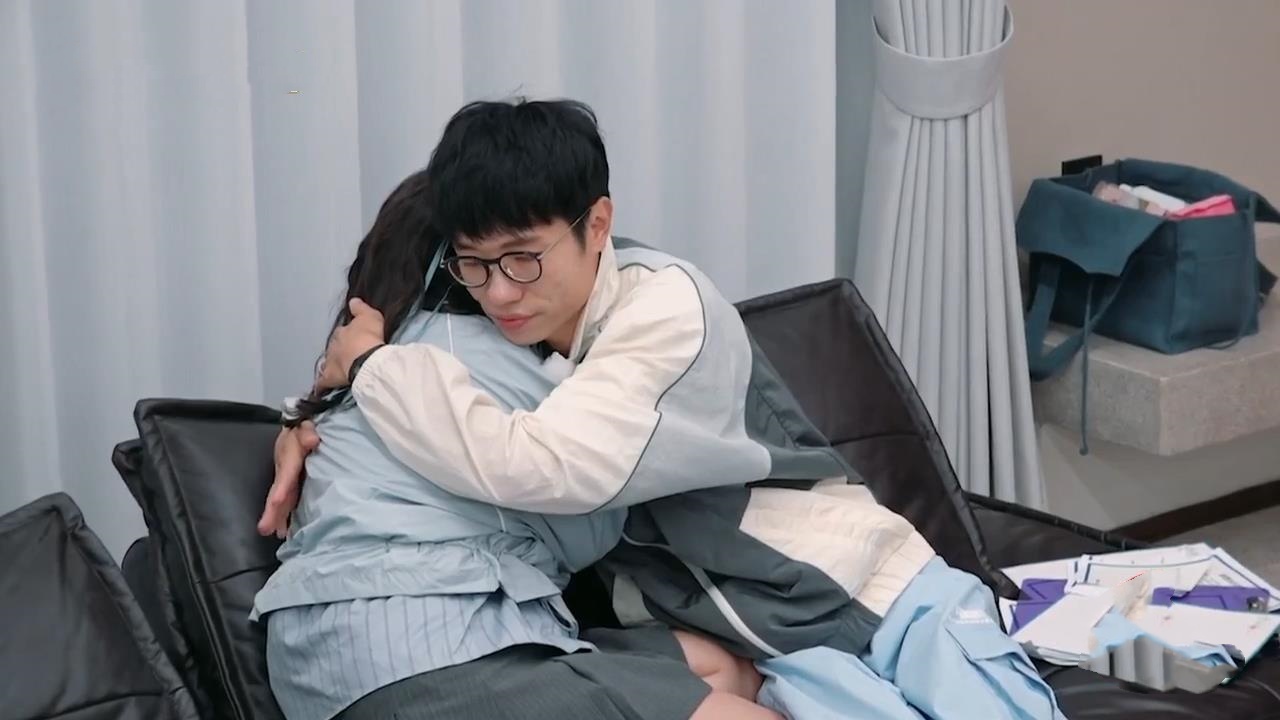 李行亮拿着撕掉的婚姻承诺书，对麦琳说：“我永远都不要和你分开。”
麦琳一听，立刻