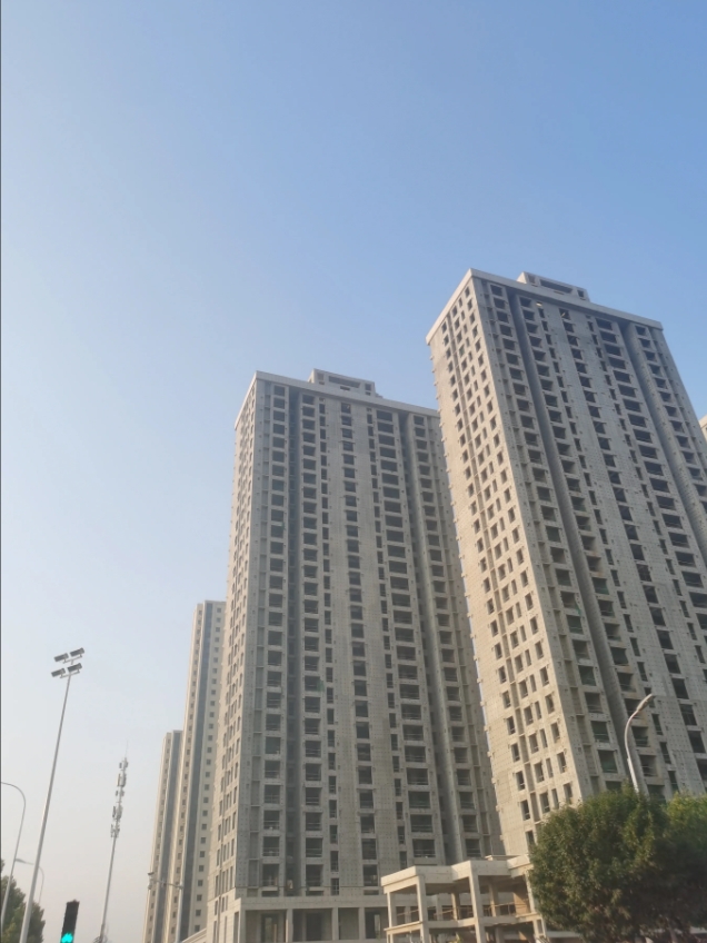 只要记住这一点，房子越造越多，人口越来越少，房子还能暴涨嘛？什么时候买房不用贷款