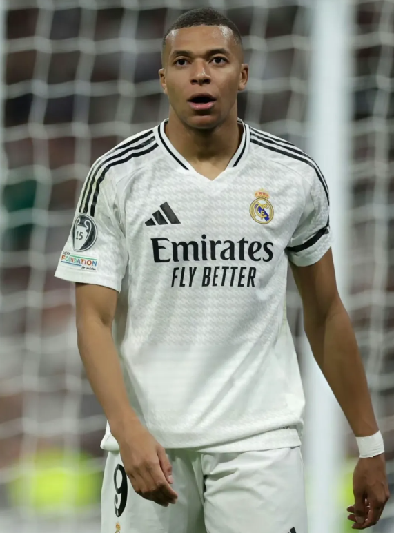 欧冠奖杯皇马1:3不敌AC米兰，暴露出五大致命问题……

1. 皇马的豪华阵容成