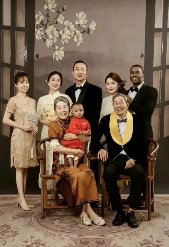 仔细一看这全家福。
孩子慢慢拥有黄皮肤。
下一代基本完全是和谐的全家福了