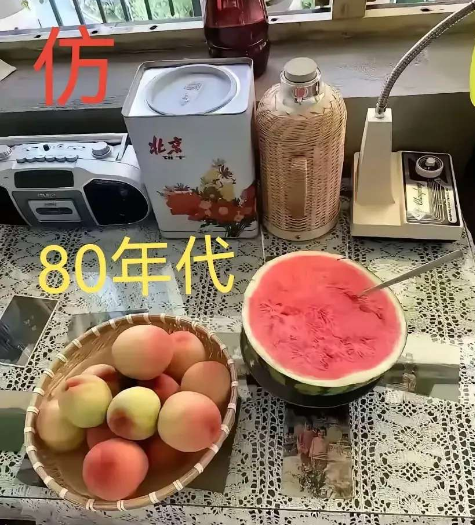 这是仿80年代的场景，大家看出破绽了吗？哪件物品不属于那个年代的？
